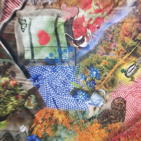 100% pure silk Streissnig scarf 38 x 38 square (maybe even slightly larger) - Picture 12 of 16